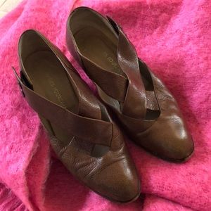 🇮🇹Charles Jourdan Pebbled leather criss cross front snaps close low heel